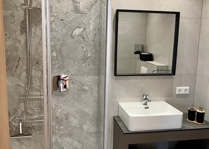 Ramona Daire Hainzenberg